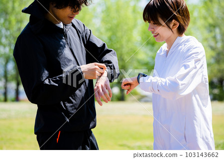 夫婦邊看智能手錶邊聊天 夫婦邊看智能手錶邊聊天 103143662