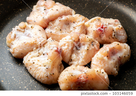 Bake the chicken (bonjiri and tail) in a frying pan. (grilled with salt and pepper) 103146059