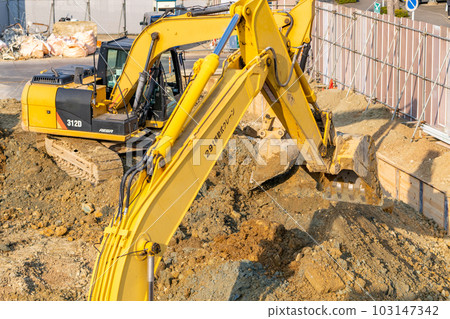 Hydraulic excavator height difference excavation parent pile horizontal sheet pile construction method 103147342