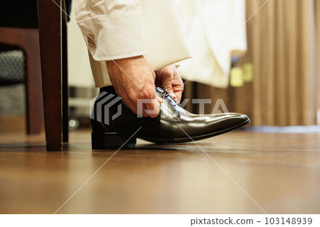 新郎在新娘房間準備婚禮的形像圖片 新郎在新娘房間準備婚禮的形像圖片 103148939