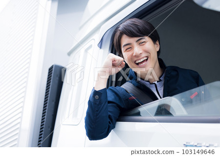 一個微笑的卡車司機在做膽量姿勢 一個微笑的卡車司機在做膽量姿勢 103149646