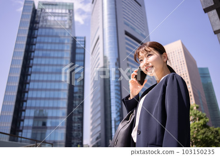 OL在智能手機上聊天 OL在智能手機上聊天 103150235