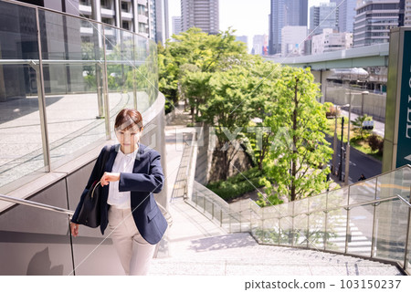 OL匆忙爬樓梯 103150237