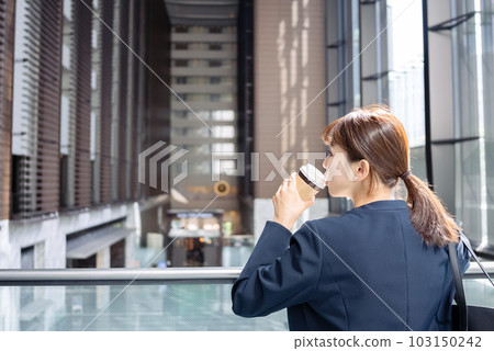 OL喝咖啡背影 103150242