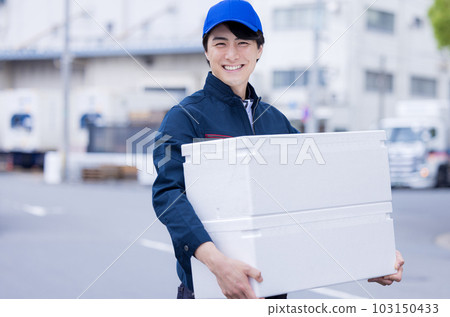 搬運易腐爛物品的工人 搬運易腐爛物品的工人 103150433
