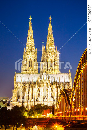 その他 Cologne Cathedral [DVD] Cologne Cathedral: Its History - Its Works of Arts. 64 pages