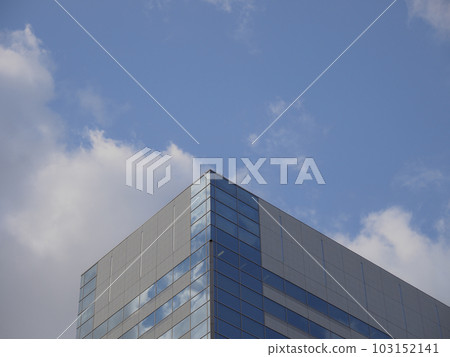 建築和天空。 建築和天空。 103152141