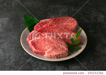 日本黑牛里脊牛排放在盤子裡 103152162