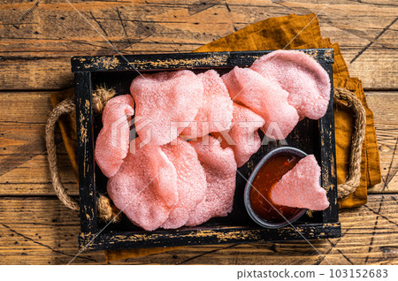 Vietnamese Crunchy kerupuk, prawn shrimp crackers, chips in a box with sauce. Wooden background. Top view 103152683