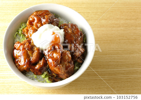 A bird's-eye view of the deep-fried chicken bowl topped with hot egg 103152756