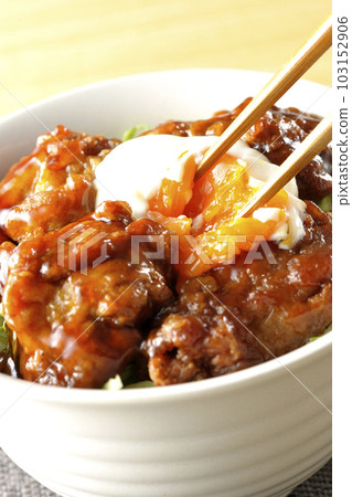 Cracking the eggs in the fried chicken rice bowl with ontama topping Cracking the eggs in the fried chicken rice bowl with ontama topping 103152906