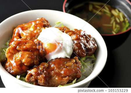 Deep-fried chicken rice topped with soft-boiled egg and miso soup with mitsuba and wakame seaweed 103153229