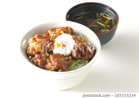 炸雞飯配半熟雞蛋和三葉裙帶菜味噌湯 103153234