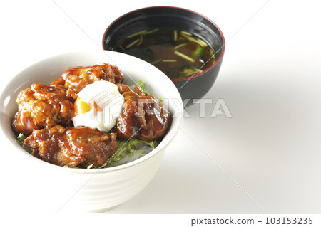 炸雞飯配半熟雞蛋和三葉裙帶菜味噌湯 炸雞飯配半熟雞蛋和三葉裙帶菜味噌湯 103153235