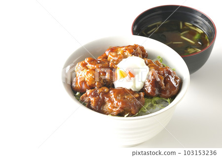 炸雞飯配半熟雞蛋和三葉裙帶菜味噌湯 炸雞飯配半熟雞蛋和三葉裙帶菜味噌湯 103153236