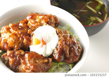 炸雞飯配半熟雞蛋和三葉裙帶菜味噌湯 炸雞飯配半熟雞蛋和三葉裙帶菜味噌湯 103153237