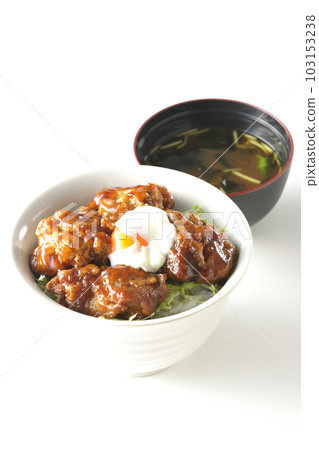 炸雞飯配半熟雞蛋和三葉裙帶菜味噌湯 炸雞飯配半熟雞蛋和三葉裙帶菜味噌湯 103153238