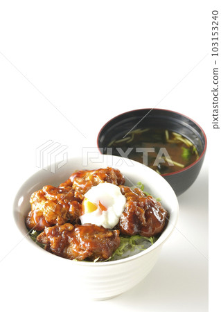 炸雞飯配半熟雞蛋和三葉裙帶菜味噌湯 炸雞飯配半熟雞蛋和三葉裙帶菜味噌湯 103153240