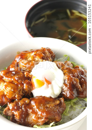 炸雞飯配半熟雞蛋和三葉裙帶菜味噌湯 炸雞飯配半熟雞蛋和三葉裙帶菜味噌湯 103153241