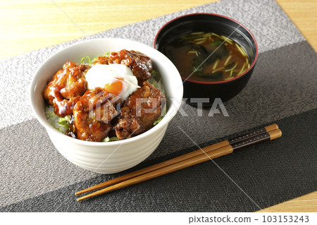 炸雞飯配半熟雞蛋和三葉裙帶菜味噌湯 103153243