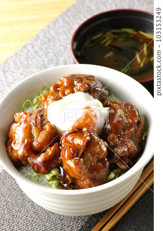 炸雞飯配半熟雞蛋和三葉裙帶菜味噌湯 103153249
