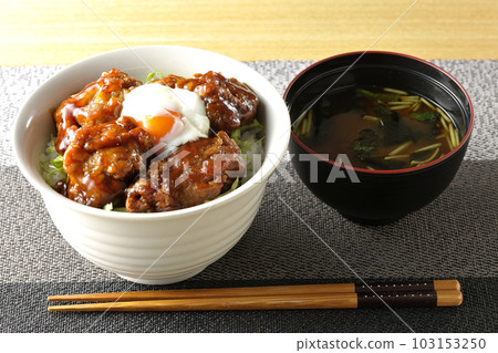 炸雞飯配半熟雞蛋和三葉裙帶菜味噌湯 103153250