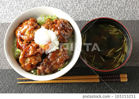 炸雞飯配半熟雞蛋和三葉裙帶菜味噌湯 103153251