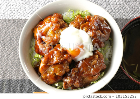 炸雞飯配半熟雞蛋和三葉裙帶菜味噌湯 103153252