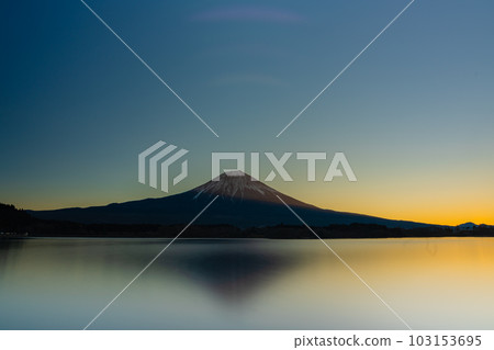 一年中的第一縷日出來自狸湖和富士山 103153695