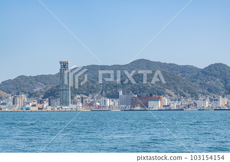 福岡縣北九州市門司區隔著關門海峽從下關一側看到的門司港周邊街道 103154154