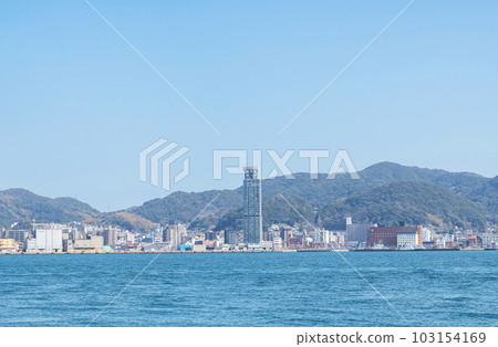 福岡縣北九州市門司區隔著關門海峽從下關一側看到的門司港周邊街道 103154169