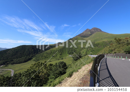 眺望九州大分由布山的鷺鷥台 103154458