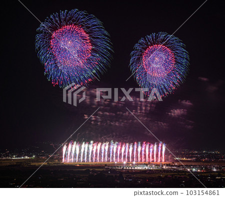 市川美里町故鄉夏季祭神明煙火大會從上空拍攝的大星礦山 市川美里町故鄉夏季祭神明煙火大會從上空拍攝的大星礦山 103154861