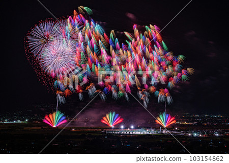 市川美里町故鄉夏季祭神明煙火大會從上空拍攝的大星礦山 市川美里町故鄉夏季祭神明煙火大會從上空拍攝的大星礦山 103154862