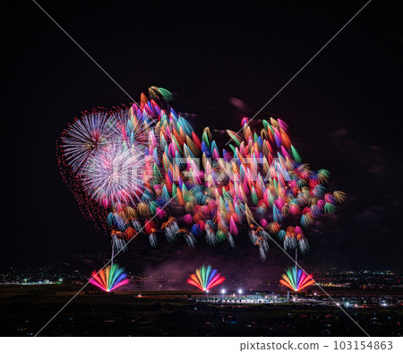 市川美里町故鄉夏季祭神明煙火大會從上空拍攝的大星礦山 103154863
