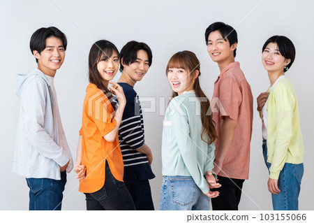 年輕的男人和女人帶著微笑 103155066