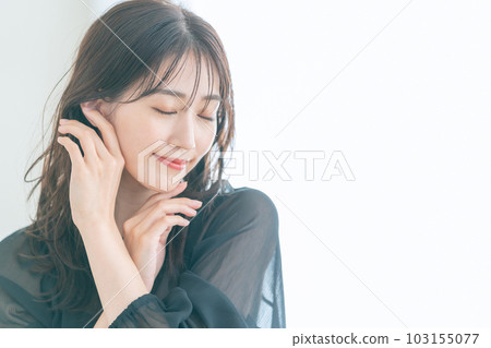 在客廳做護膚的年輕女人 103155077
