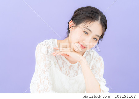 用紫背做皮膚護理的年輕女性 103155108