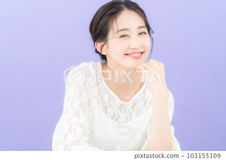 用紫背做皮膚護理的年輕女性 103155109