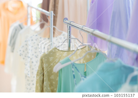 一個賣衣服的購物中心 103155137