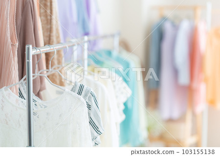 一個賣衣服的購物中心 103155138