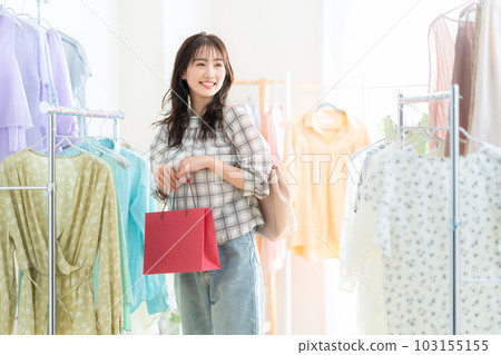 在商店購物的年輕女子 103155155