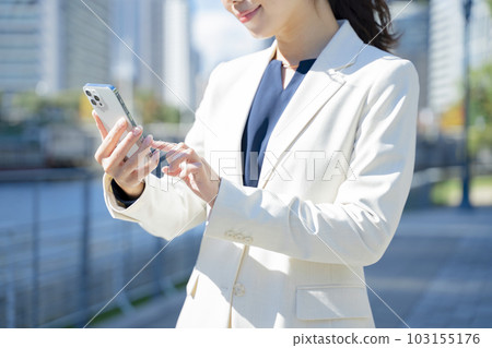 觀看智能手機的婦女 觀看智能手機的婦女 103155176