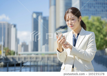 觀看智能手機的婦女 103155178