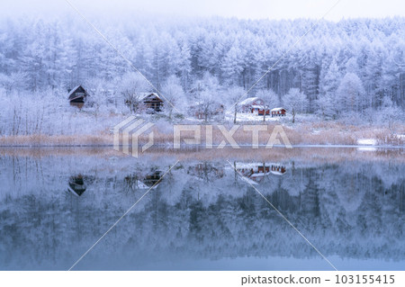 《Nagano Prefecture》Lake Nakamaki in the snowy landscape, rime forest and reflection of the lake 《Nagano Prefecture》Lake Nakamaki in the snowy landscape, rime forest and reflection of the lake 103155415