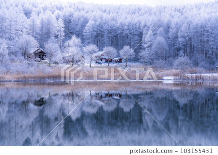 《Nagano Prefecture》Lake Nakamaki in the snowy landscape, rime forest and reflection of the lake 《Nagano Prefecture》Lake Nakamaki in the snowy landscape, rime forest and reflection of the lake 103155431