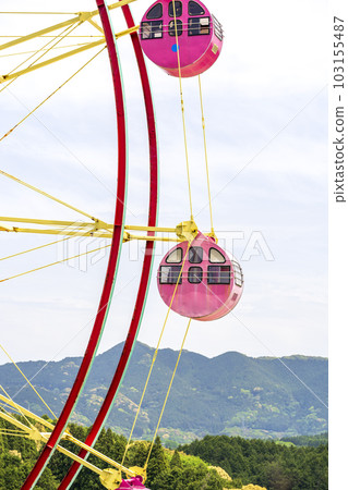 摩天輪、山和天空 103155487