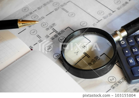 等距圖上的放大鏡和筆 103155804