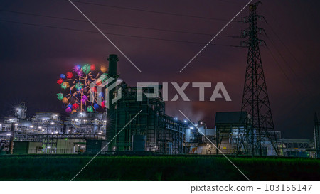 Shooting the factory night view and the regular 3-shaku and Guinness 4-shakudama fireworks at the Katagai Festival in Katakai Town, Ojiya City, Niigata Prefecture 103156147