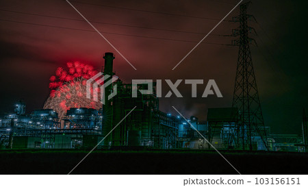 在新潟縣小千屋市片貝町的片貝節上拍攝工廠夜景和常規 3 尺和吉尼斯 4 尺玉煙花 在新潟縣小千屋市片貝町的片貝節上拍攝工廠夜景和常規 3 尺和吉尼斯 4 尺玉煙花 103156151